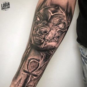 tatuaje_brazo_perro_egipcio_pablo_munilla_logiabarcelona 